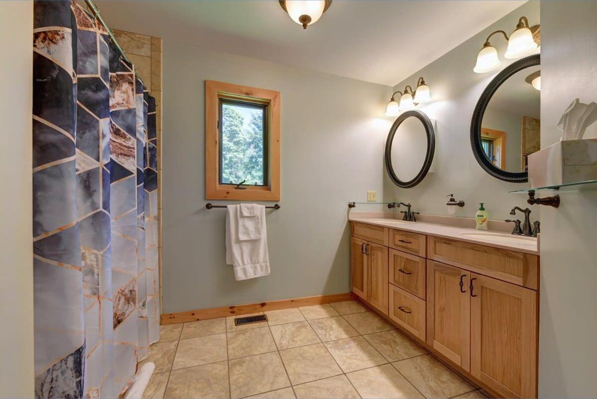 Berkshire Vacation Rentals: Great Barrington Cabin Sleeps 14 Walk To Town ภายนอก รูปภาพ