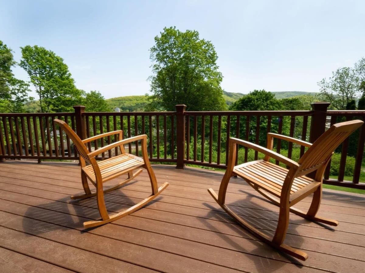Berkshire Vacation Rentals: Great Barrington Cabin Sleeps 14 Walk To Town ภายนอก รูปภาพ